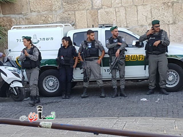 أجواء مشحونة في القدس: أداء صلاة الظهر قرب باب الأسباط والشرطة تعتقل فتى (13 عامًا)